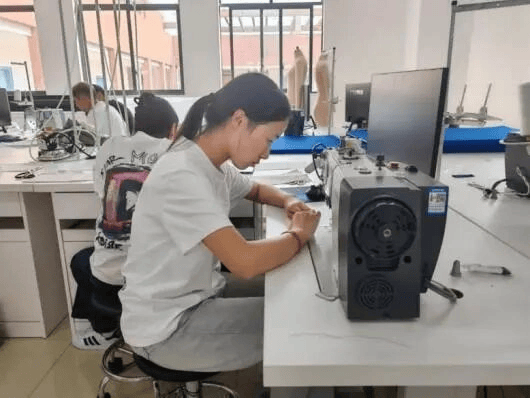 畢節職院新專業上線！“民族文化 + 現代技術” 賦能服裝設計<strong></p>
<p>服裝設計</strong>，首批 92 名學子開啟學習:服裝設計